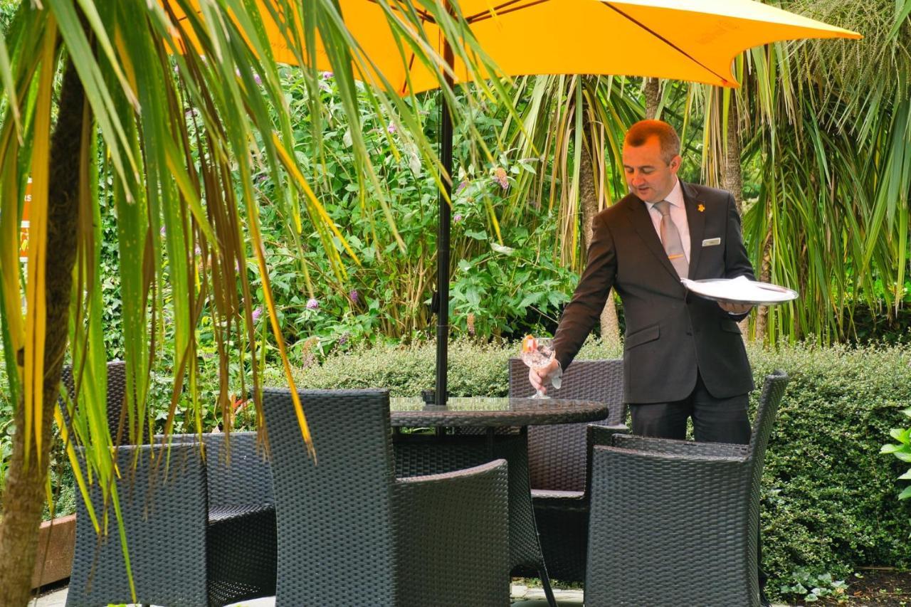 Muckross Park Hotel & Spa Kilclogherane Exterior photo A butler at work